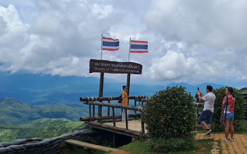 From Chiang Rai: Famous Temples and Golden Triangle Day Tour - Lunch at a Local Spot: Khao Soi and a Real Break