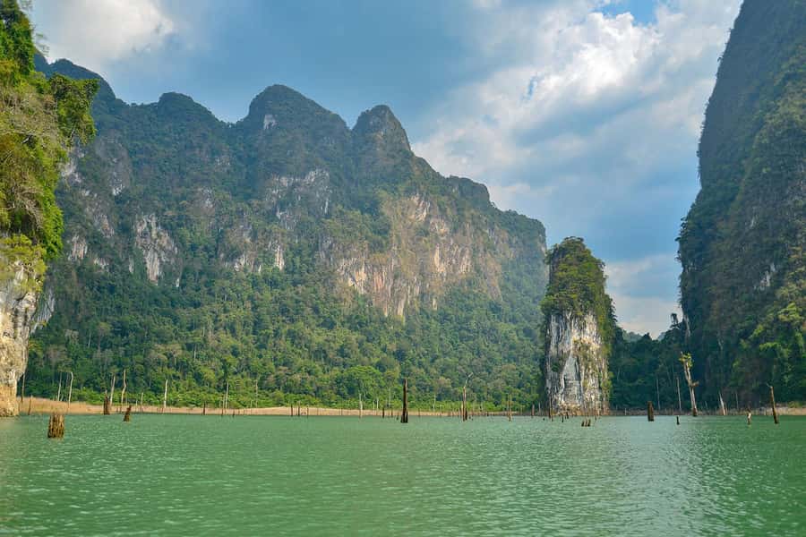 From Krabi: Khao Sok Cheow Lan Lake Day Trip - Floating restaurant Thai lunch: eating well on the lake