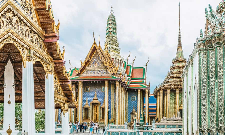 From Pattaya: Bangkok Temples Full-Day Tour - Wat Pho: the reclining giant Buddha and the massage school angle