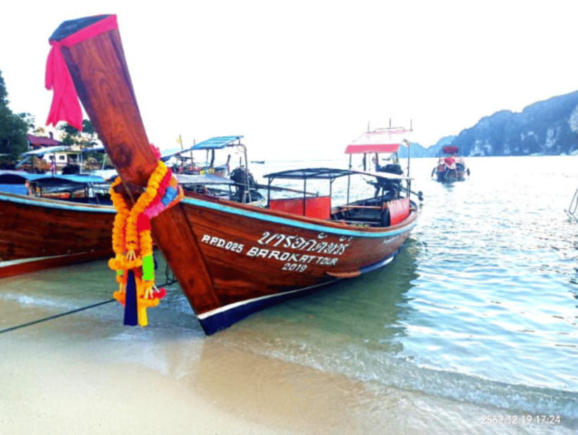 From Phi Phi islands: Phi Phi, Maya Area by longtail Boat - Loh Samah Bay: where the day feels like it turns from famous to personal