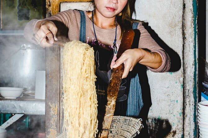 Fun Tuk Tuk Dinner and Massage in Old Town Bangkok - Chinatown street-food dinner: eat standing, taste the variety