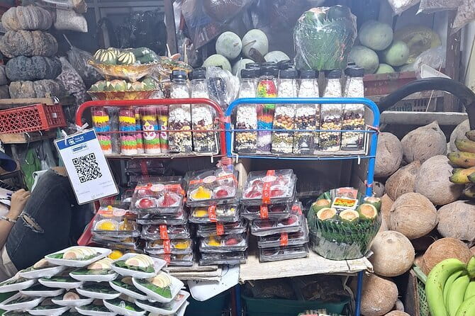 Fun Tuk Tuk Dinner and Massage in Old Town Bangkok - Pak Khlong Flower Talat: the flower market that runs all day