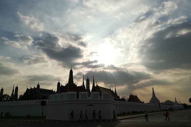 Grand Palace & Temples of Bangkok - Lunch, snacks, and how the timing supports a long day