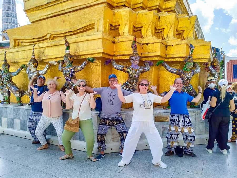 Grand Palace, Wat Pho, and Wat Arun: Guided Tour in Spanish - Wat Pho first: Reclining Buddha, temple walls, and what makes it special