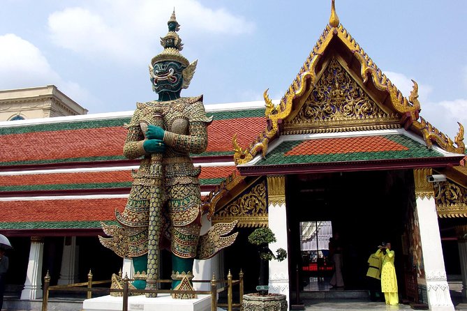 Guided Tour of Grand Palace & Emerald Buddha Temple in Bangkok - Dress code: the rules that affect your shoes, your photos, and your schedule