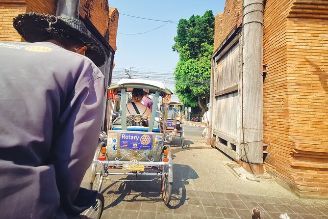 Half Day Private Chiang Mai Trishaw Ride and Mae Ping River Cruise - Warorot Market (Kad Luang): flower garlands and lotus-folding know-how