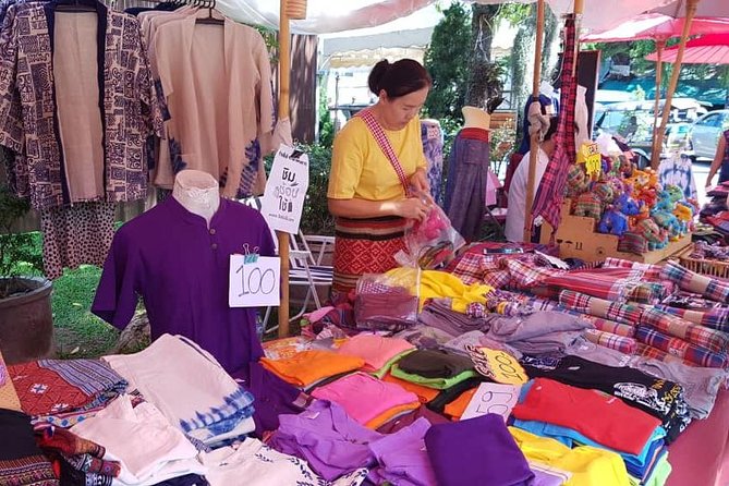 Half Day Traditional Handicraft Craftsmanship Tour from Chiang Mai - Stop 2: San Kamphaeng Saturday walking street and hand-weaving silk