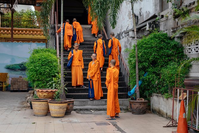 Highlights & Hidden Gems With Locals: Best of Bangkok Private Tour - Stop 5: Wang Lang Market and the everyday Bangkok you can actually taste