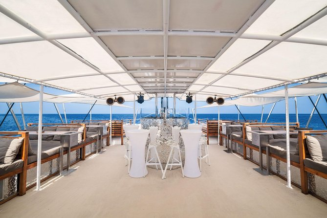 Hype Boat Club: Phuket 's Most Unique Catamaran Experience - Lunch on a moving catamaran: included buffet and the food reality
