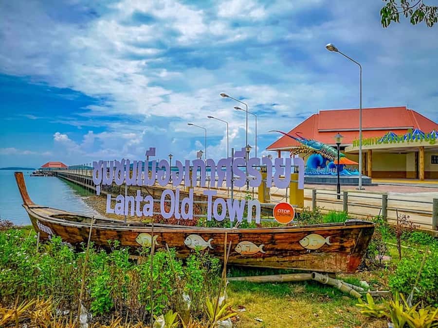 Ko Lanta: Old Town Sightseeing and National Park Tour - The short old town walk: 100+ year wooden shophouses and real streets