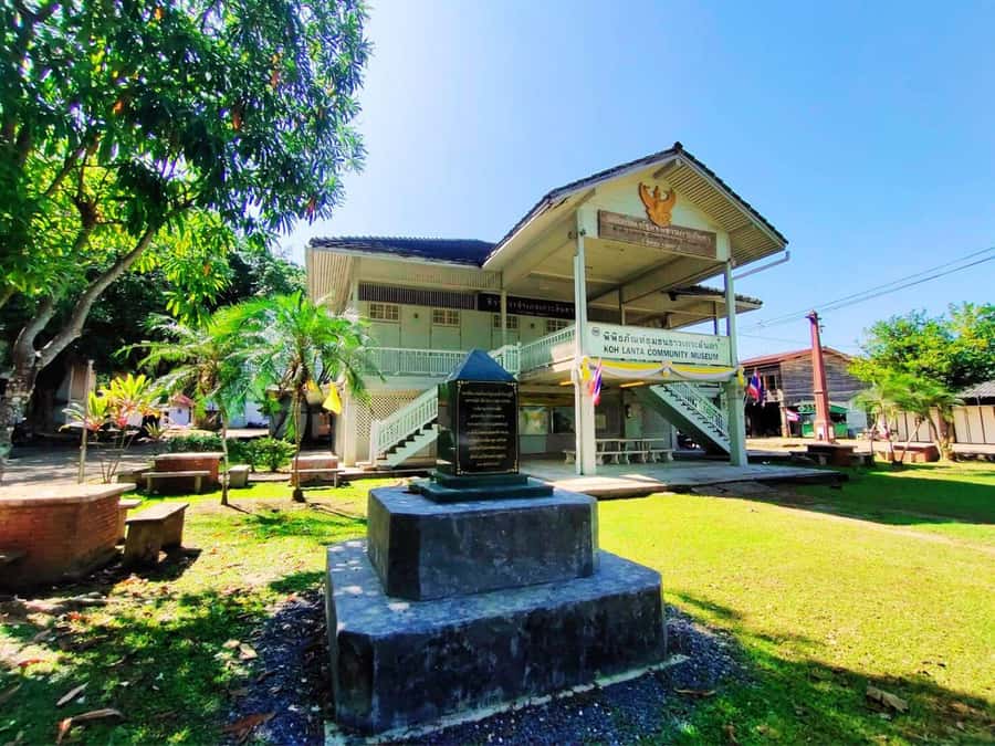 Ko Lanta: Old Town Sightseeing and National Park Tour - Thai set lunch: included and usually the easiest win of the day