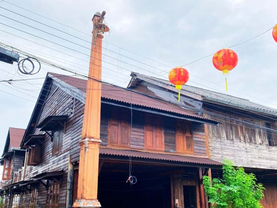 Ko Lanta: Old Town Sightseeing and National Park Tour - Your guide experience: English/Thai, and why it can vary by day