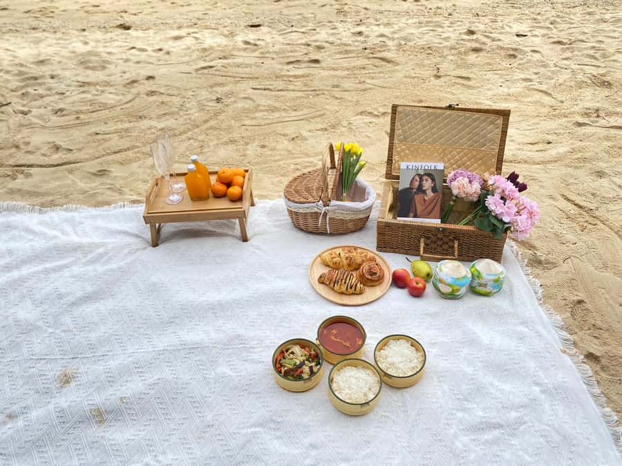 Ko Lanta: Private Exclusive Longtail to Ko Rok With Lunch - Ko Rok Nai lunch on the beach: the part that keeps people smiling