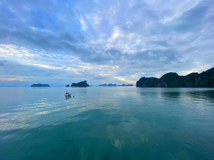 Ko Yao: Premium James Bond Island Trip by Speedboat & Canoe - Koh Panyee floating village: lunch, the school, and the football field