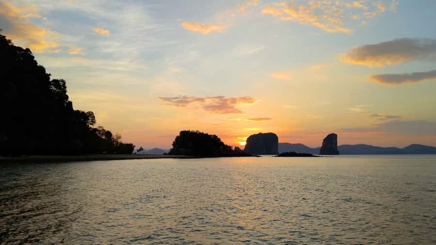 Ko Yao Yai: Hong Island & Plankton Longtail Boat Sunset Tour - Koh Nok first: cliffs, a quick viewpoint, and a good warm-up