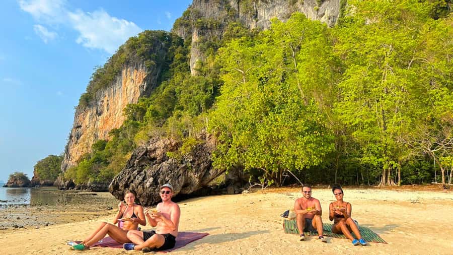 Ko Yao Yai: Hong Island & Plankton Longtail Boat Sunset Tour - Pakbia Island sunset: the horizon moment at the right hour