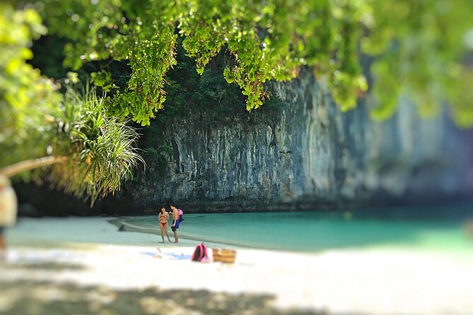 Koh Hong Private Tour from Krabi by Speedboat - Koh Pakbia / Koh Rai (about 40 minutes): the tongue-shaped shoreline