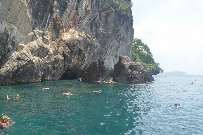 Koh Lanta: 4 Islands Tour by Speedboat with Snorkeling - Koh Kradan beach buffet: lunch plus real island breathing room