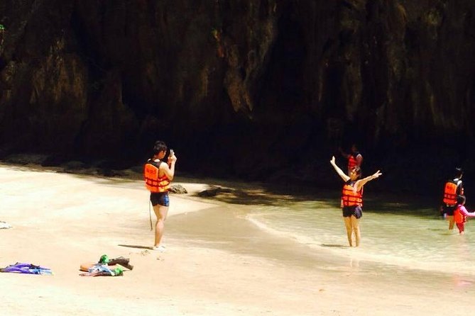 Koh Lanta: 4 Islands Tour by Speedboat with Snorkeling - Snorkeling equipment, guide English, and the crowd factor