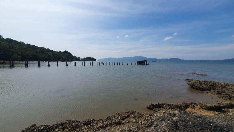 Koh Lanta Cultural Tuk-Tuk Tour: Old Town, Batik & Mangroves - Koh Lanta Old Town: wooden houses, art shops, and real browsing time