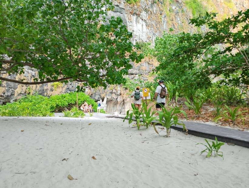 Koh Lanta: Tin's Speedboat Odyssey to Bamboo Island & Beyond - Bamboo Island Lunch and Beach Break: Where the Day Resets