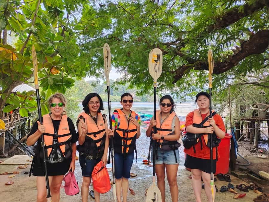 Krabi: Early bird kayak adventure at Ao Thalane group of 10 - Snacks, fruit, and coffee on banana leaves after paddling