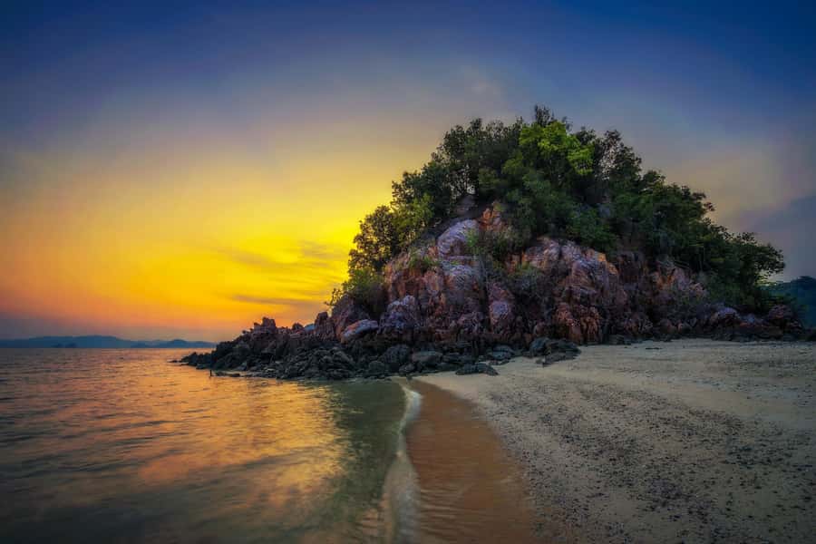Krabi: Hong Islands Early Bird Tour with Breakfast - Hong Island morning: shark viewing, sunrise light, and wildlife time
