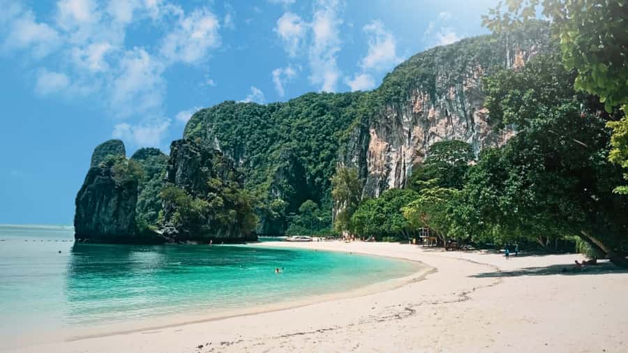Krabi: Luxury Sunset Cruise to Hong Island Private Tour - Hong Lagoon: the limestone cliffs are the show