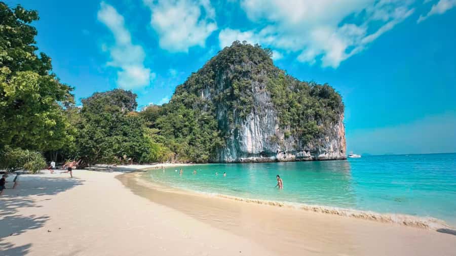 Krabi: Luxury Sunset Cruise to Hong Island Private Tour - Ko Lao Lading: quieter water, less crowd pressure