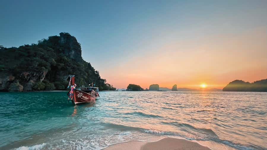 Krabi: Luxury Sunset Cruise to Hong Island Private Tour - The luxury vintage-style boat: comfort that saves your mood