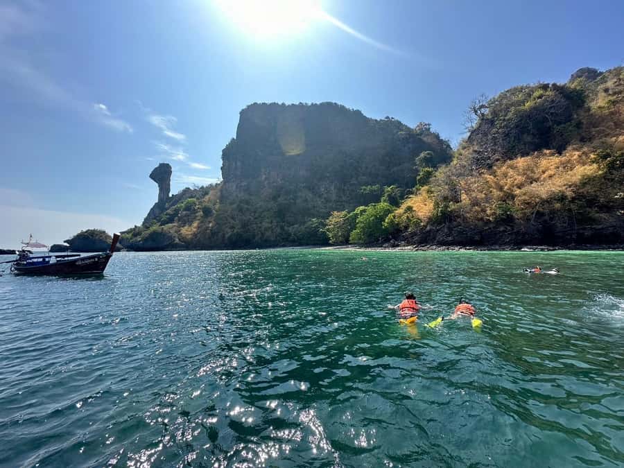 Krabi: Private Long Tail Boat to the 4 Islands - Guides and crew: the difference between seeing islands and enjoying them