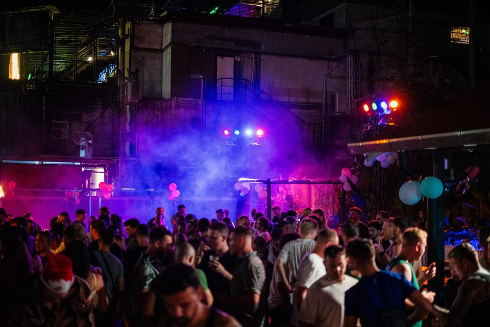 Krabi Pub Crawl - Join Nomads For The Best Night in Ao Nang! - Stopping for the sports-bar / club vibe before the beach