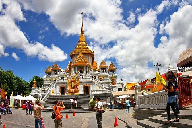 Lights, Camera, Landmark, & Canal: A Picture Perfect Bangkok Tour - Dressing station and Thai outfit styling: the part most people underestimate