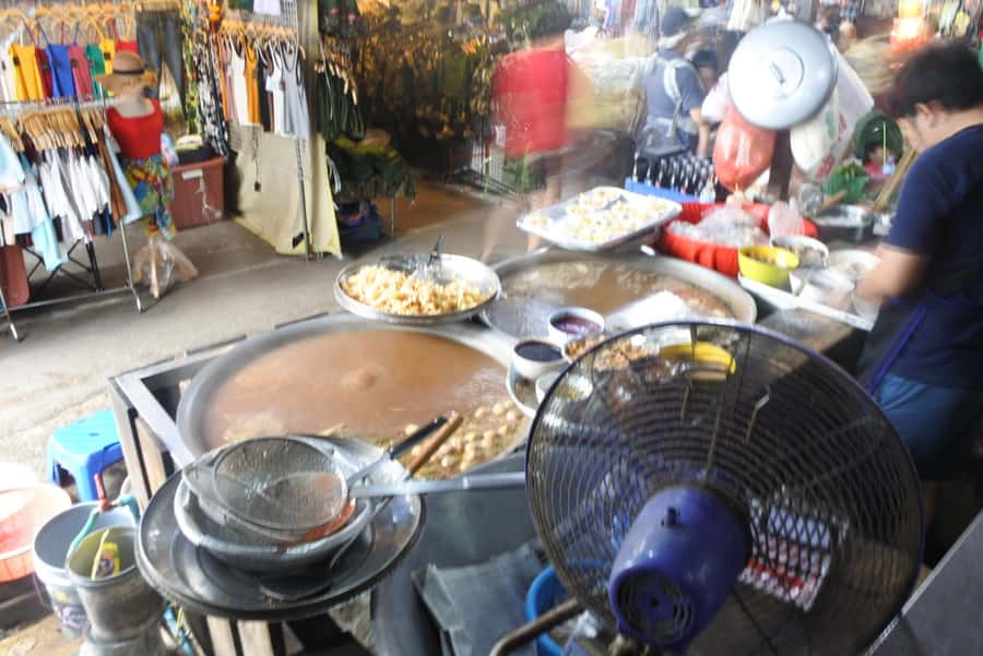 Local Weekend Markets: Khlong Lat Mayom & Chatuchak Tour - Food Strategy: Street Snacks, Produce Bites, and How to Pace the Day