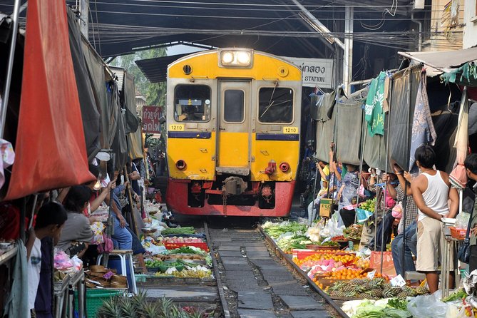 Maeklong & Damnoen Saduak Markets: Railway & Floating Market Tour - The Paddle Boat Ride: A Small Time Block That Changes the View