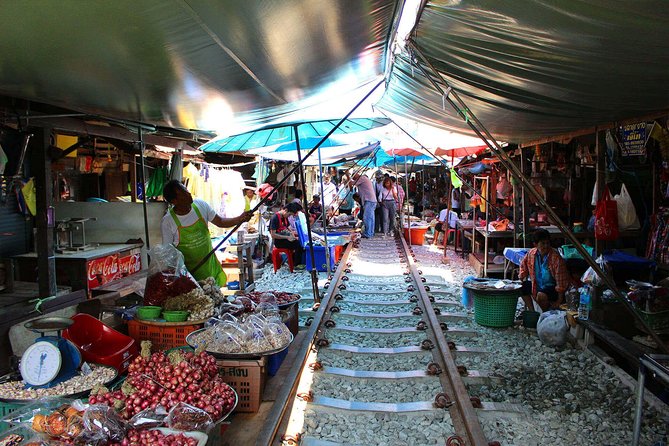 Maeklong & Damnoen Saduak Markets: Railway & Floating Market Tour - The Guide Factor: Why Pacing and Tips Matter Here