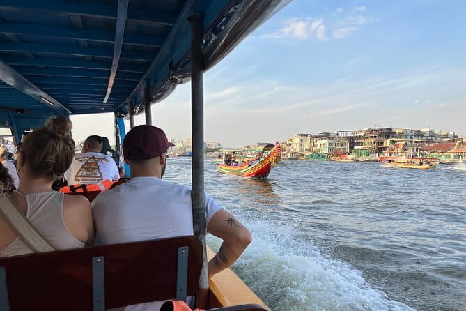 Maeklong Railway and Damnoen Saduak Floating Market Tour - Wat Bang Kung: Ayutthaya-Era Temple and the Battle of Bang Kung