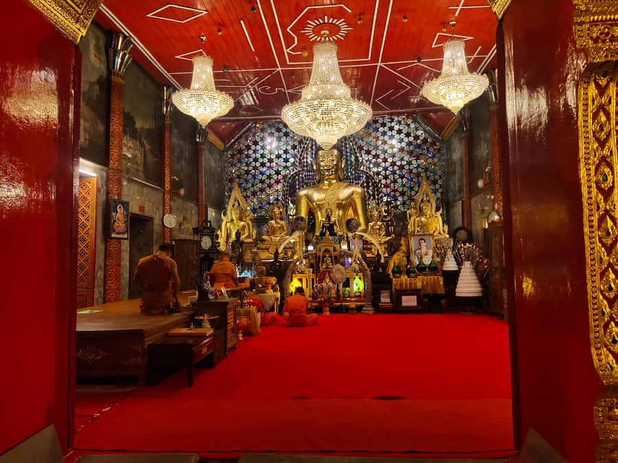 Monks chanting, Wat Doi Suthep and Wat Phalad+ Meditation - Evening monks chanting and guided meditation: what it actually feels like