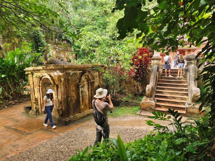 Monks chanting, Wat Doi Suthep and Wat Phalad+ Meditation - Practical stuff that makes or breaks the day