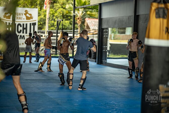 MuayThai Advanced class - The gym environment: serious training, friendly people
