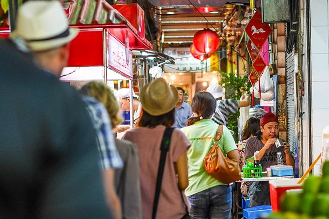 Night Street Food Tour of Bangkok's Chinatown - Landmarks and History: Wat Tri Mitr and the Stories That Make Food Stick