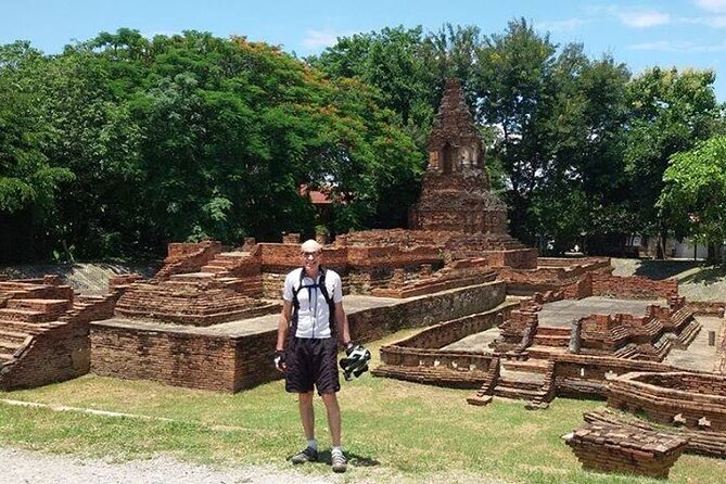No.1 Chiang Mai: 4-Hour ancient city "Wiang Kum Kam" Cycling Tour - Lunch at a Local Restaurant: Thai Food, Veg Options, and Real Timing