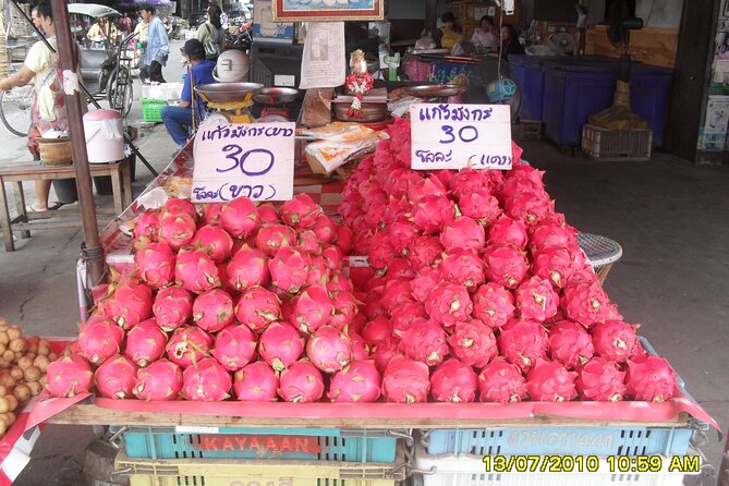 No.1 Chiang Mai: Historical City Bike Tour - Stop Experience: Temples, Pagodas, and the Market Moments That Make It Real