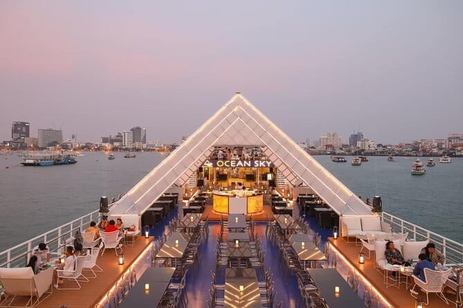 Ocean Pattaya Dinner Buffet Cruise - The Buffet Spread: Seafood, Local Favorites, and International Comfort Food