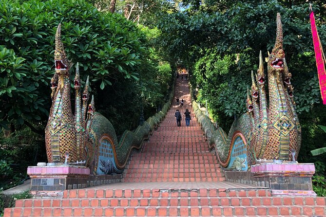 One Day Tour Doi Suthep Temple, Palad Temple, Orchid Farm, Longneck hill tribe village (Private tour) - Lunch and schedule: Khao Soi is the comfort-food payoff