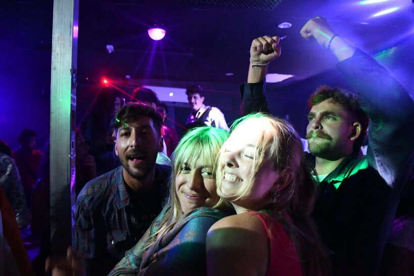 Pai Pub Crawl: The Best Nightlife in Town! - Free shots plus a choose-your-bucket drink