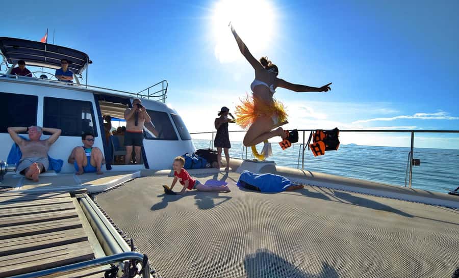Pattaya: 3 Islands Catamaran Tour with Buffet Lunch - Stop 3: Monkey Island (Koh Ped) for Thai Samae Monkeys and a Shrine