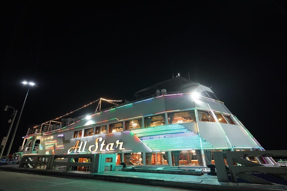 Pattaya: All Star Dinner Cruise, Cabaret Show & Beer Buffet - All Star Boat Vibes: Teak Wood Meets Shanghai-Style Décor