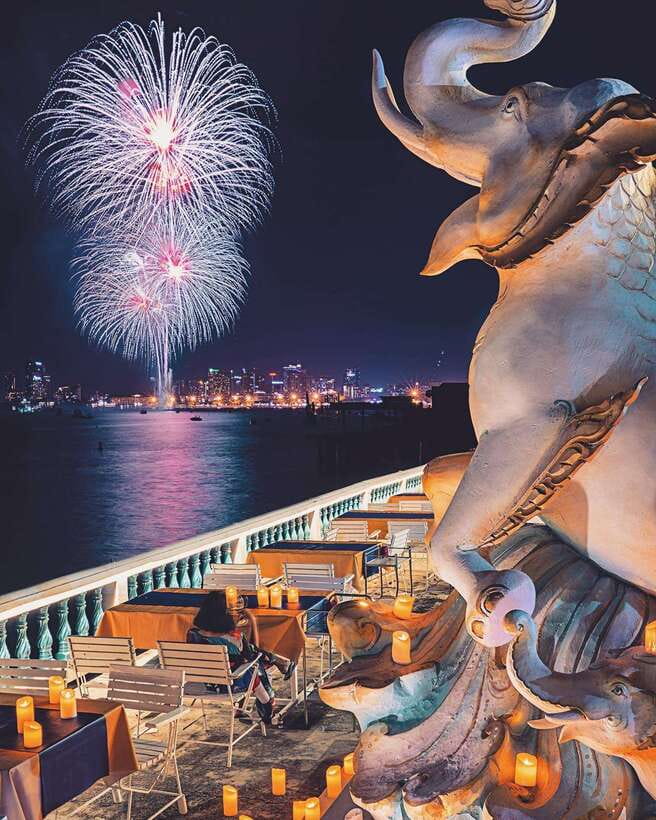 Pattaya: King Seafood Buffet Package - Service and sea views: why the staff and the setting matter