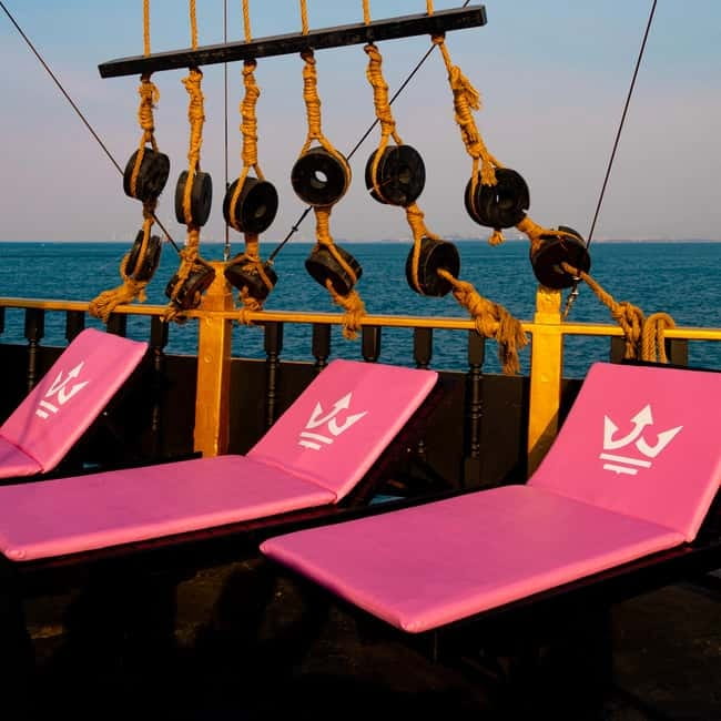 Pattaya: Koh Larn Pirate Cruise with Transfer & Activities - Safety and Crew Control: What You’ll Notice